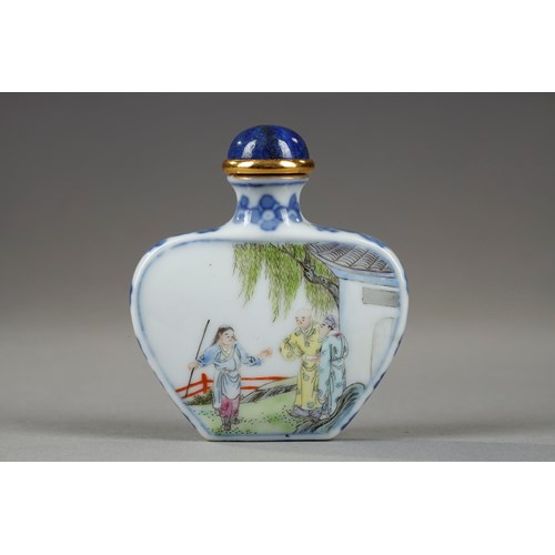 Snuff bottle porcelain  ecusson shape  decorated with characters in landscapes - Marque qianlong China 1780/1850